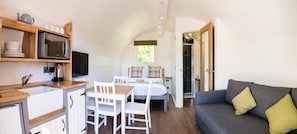 Desk, soundproofing, free WiFi, bed sheets - Weedingshall Lodges (Falkirk)