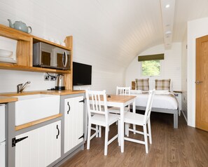 32-inch Smart TV with digital channels, TV, heated floors - Weedingshall Lodges (Falkirk)