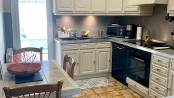 FrigorĂfico, microondas, horno y placa de cocina