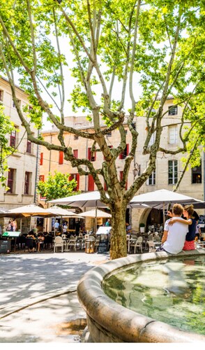 UZES A PIED : VILLA CLIMATISEE TOUT CONFORT - PISCINE PRIVEE - TERRAIN CLOS