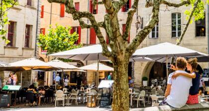 UZES A PIED : VILLA CLIMATISEE TOUT CONFORT - PISCINE PRIVEE - TERRAIN CLOS