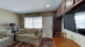 TV - Driftwood Landing 13- Isles of Capri Vacation Resort. (Naples)