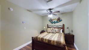 1 bedroom, WiFi, bed sheets - Driftwood Landing 13- Isles of Capri Vacation Resort. (Naples)