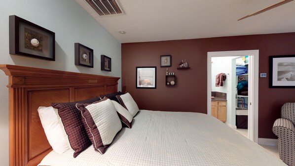 1 bedroom, WiFi, bed sheets - Driftwood Landing 14- Isles of Capri Vacation Resort. (Naples)