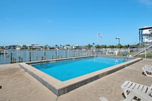 Lämmitetty uima-allas