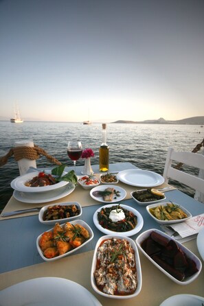 Outdoor dining - Ali's Hotel Beach (Bodrum)