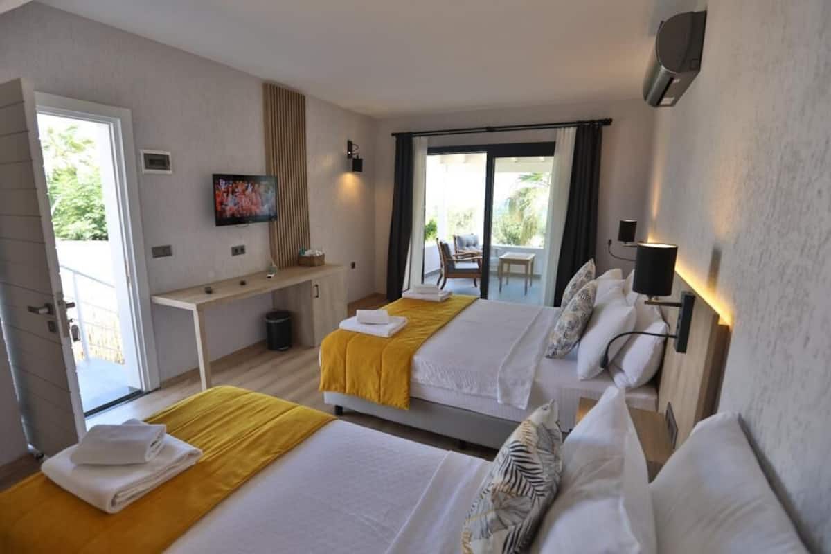 Espacio para trabajar con laptop, cortinas blackout y wifi gratis