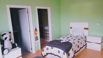 3 bedrooms, travel crib, WiFi