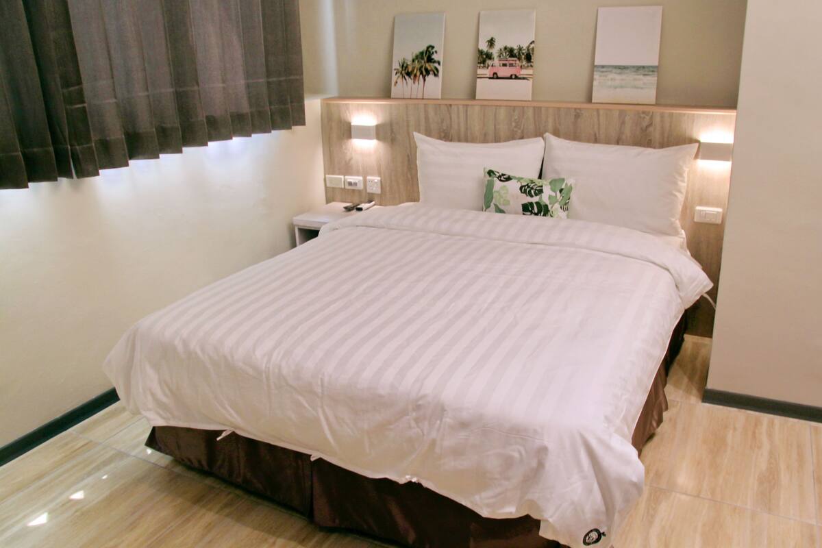Down duvets, desk, laptop workspace, free WiFi