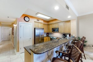 Täysikokoinen jääkaappi, mikroaaltouuni, uuni, liesi