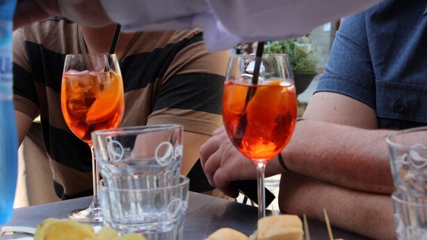Une table avec des boissons et des sandwichs, ce qui laisse supposer un cadre décontracté pour prendre un repas.