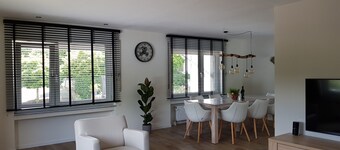 Große,und Luxe Renovierte Wohnung mit Sauna/garten, Garage und Kinderspielplatz