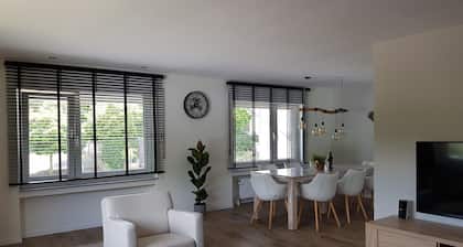 Große,und Luxe Renovierte Wohnung mit Sauna/garten, Garage und Kinderspielplatz