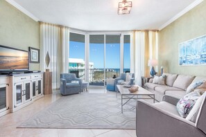 Smart TV, DVD player, ping pong, stereo