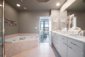 Ensemble douche/baignoire, baignoire à jets, sèche-cheveux