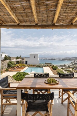 Villa | 3 camere, una cassaforte in camera, una scrivania, lenzuola