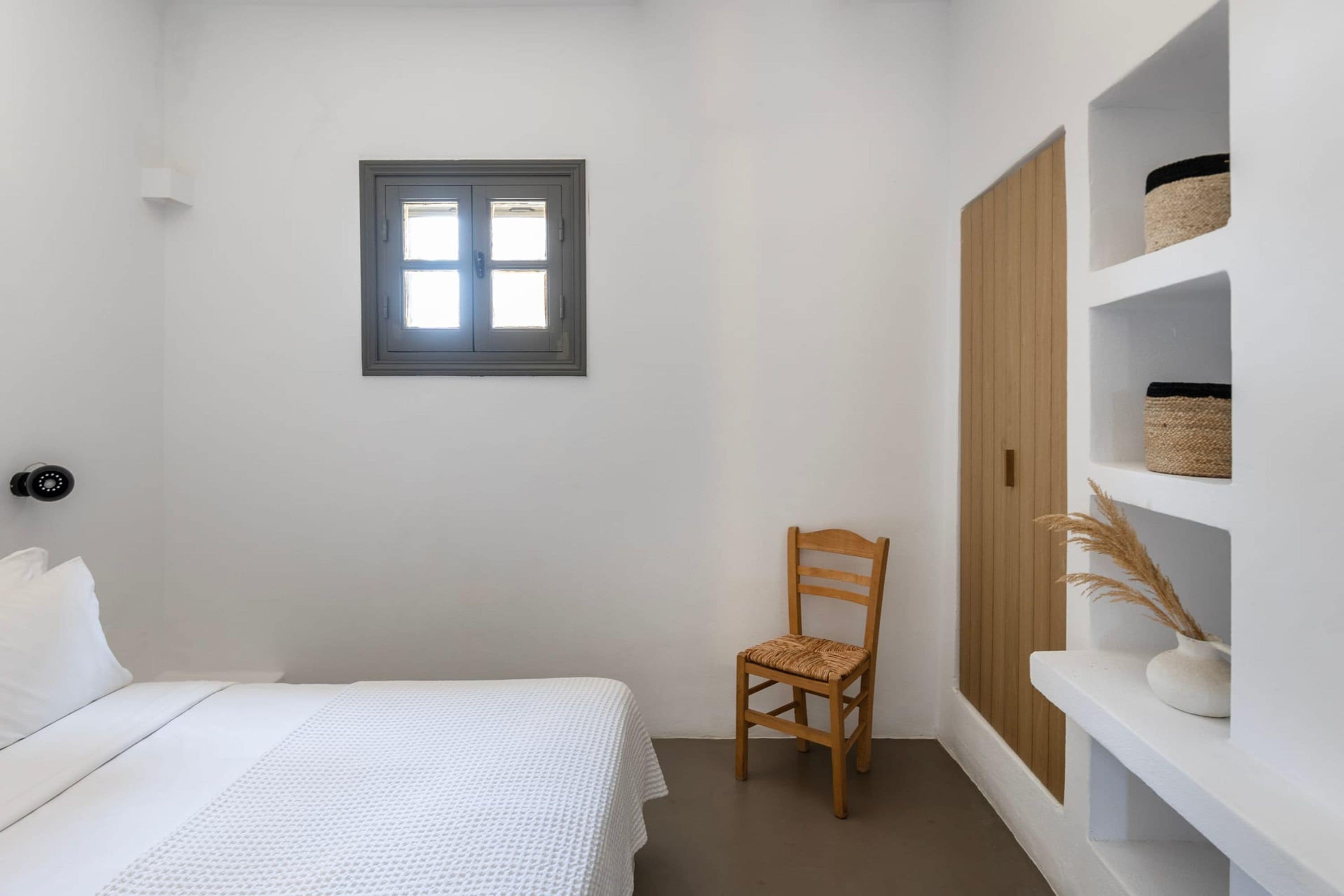 3 عدّة غرف نوم وخزنة داخل الغرفة ومكتب وملاءات أسرّة