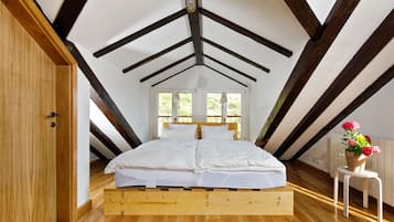 Design Villa | 3 bedrooms, in-room safe, desk, free cribs/infant beds