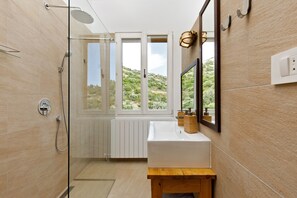 Villa Design | 3 camere, cassaforte in camera, una scrivania