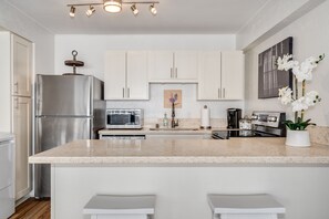 Geladeira, micro-ondas, fogão, cooktop