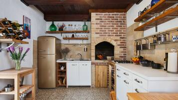 Fridge, stovetop, coffee/tea maker, high chair
