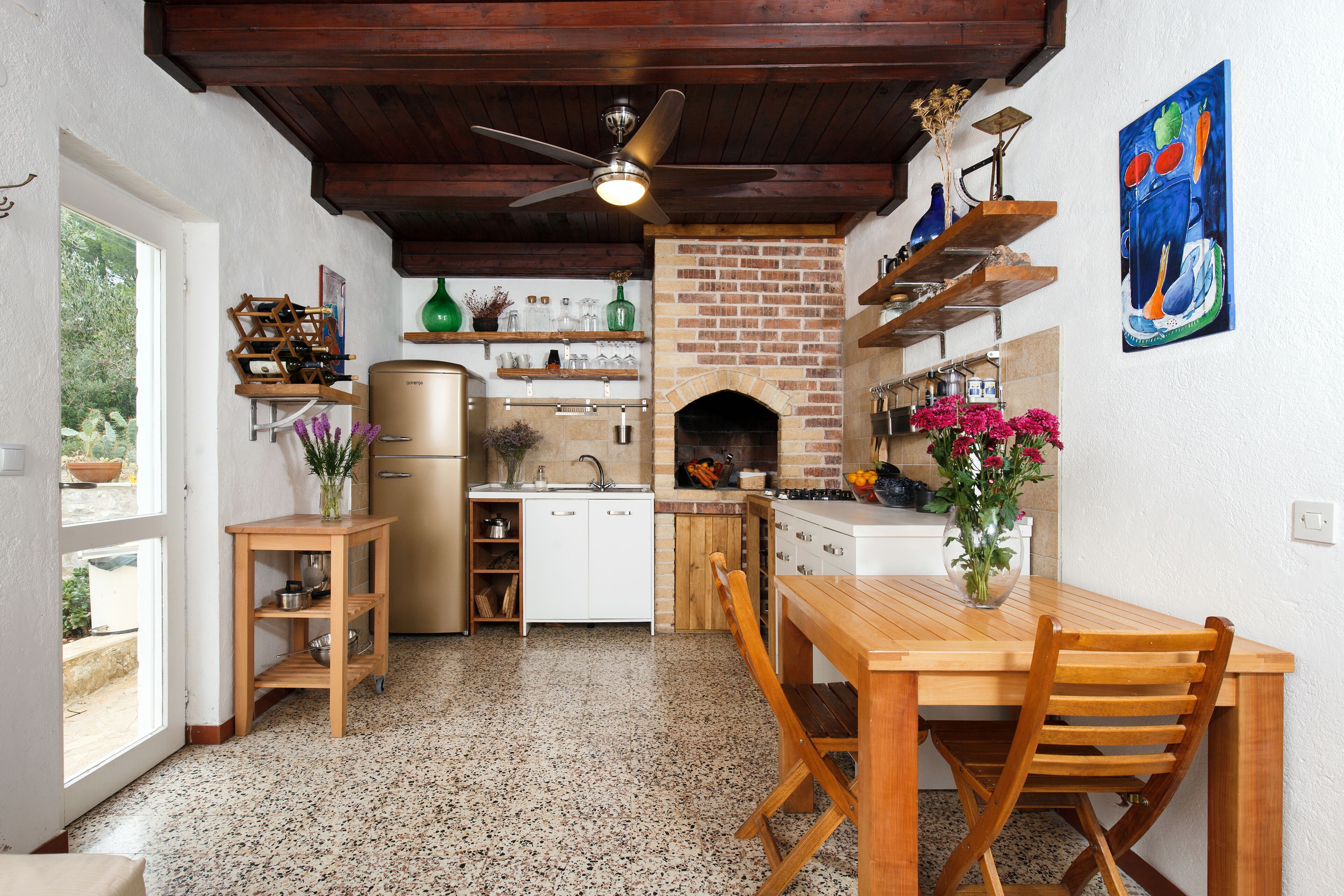 Fridge, stovetop, coffee/tea maker, highchair