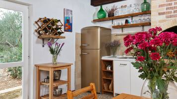 Fridge, stovetop, coffee/tea maker, high chair