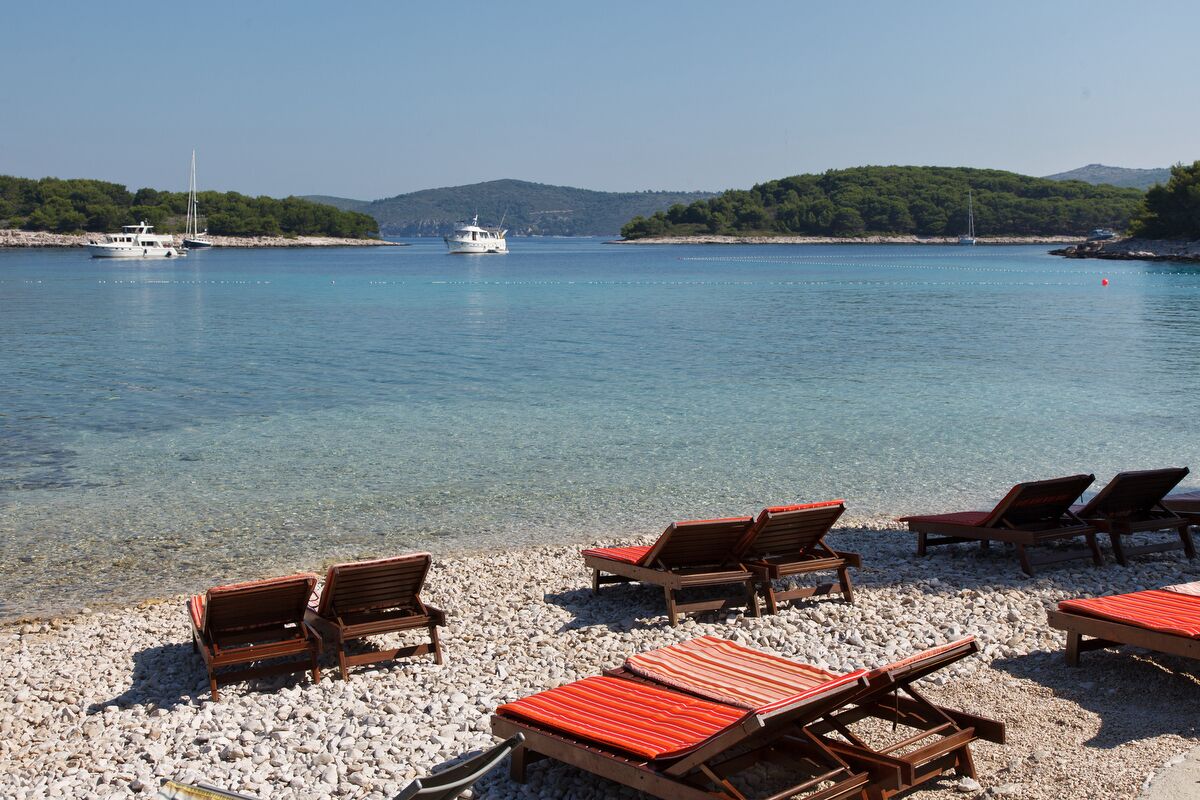 Beach nearby, white sand, beach cabanas, sun loungers