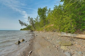 On the beach - 15 Mi to Duluth: Lake Superior Beachfront Home! (Duluth)