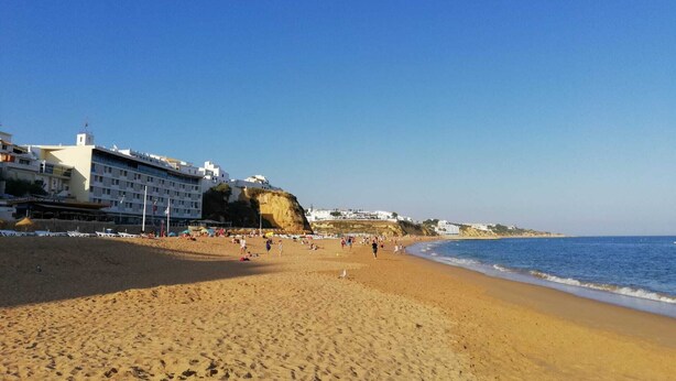 A beach with a hotel in the background. - Apartment "Logis des fées", 2 bedrooms, Marina d'Albufeira, Algarve, Portugal. (Albufeira)