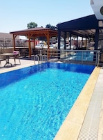 Una piscina al aire libre de temporada