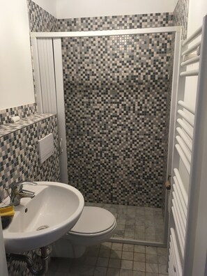 Douche, séchoir à cheveux, serviettes fournies, savon
