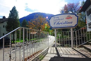 A sign for Landhotel Christina with a mountain backdrop. - Hotel Kienberger Hof (Pfronten)