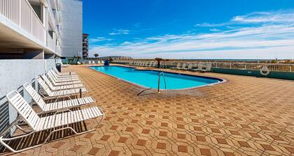Fourth floor, cozy oceanfront condo w/ pool access, ocean view
