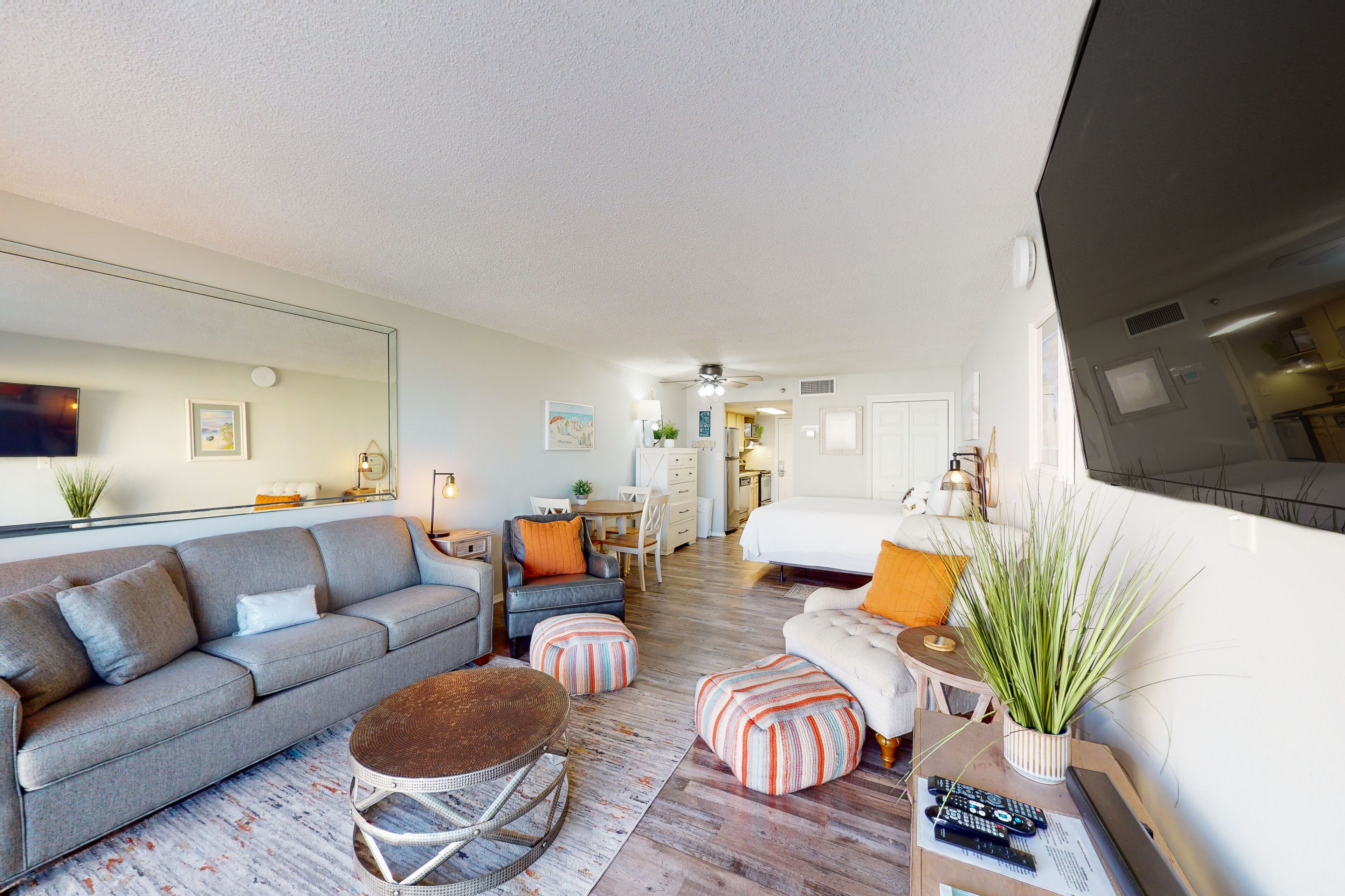 Fourth floor, cozy oceanfront condo w/ pool access, ocean view