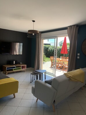 TV - Pretty 126M2 house with garden, close to beaches and leisure center. (Clasville)