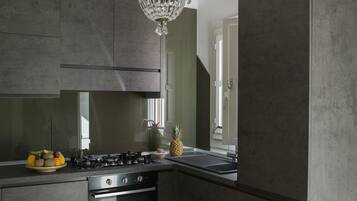 Kühlschrank, Mikrowelle, Ofen, Herdplatte