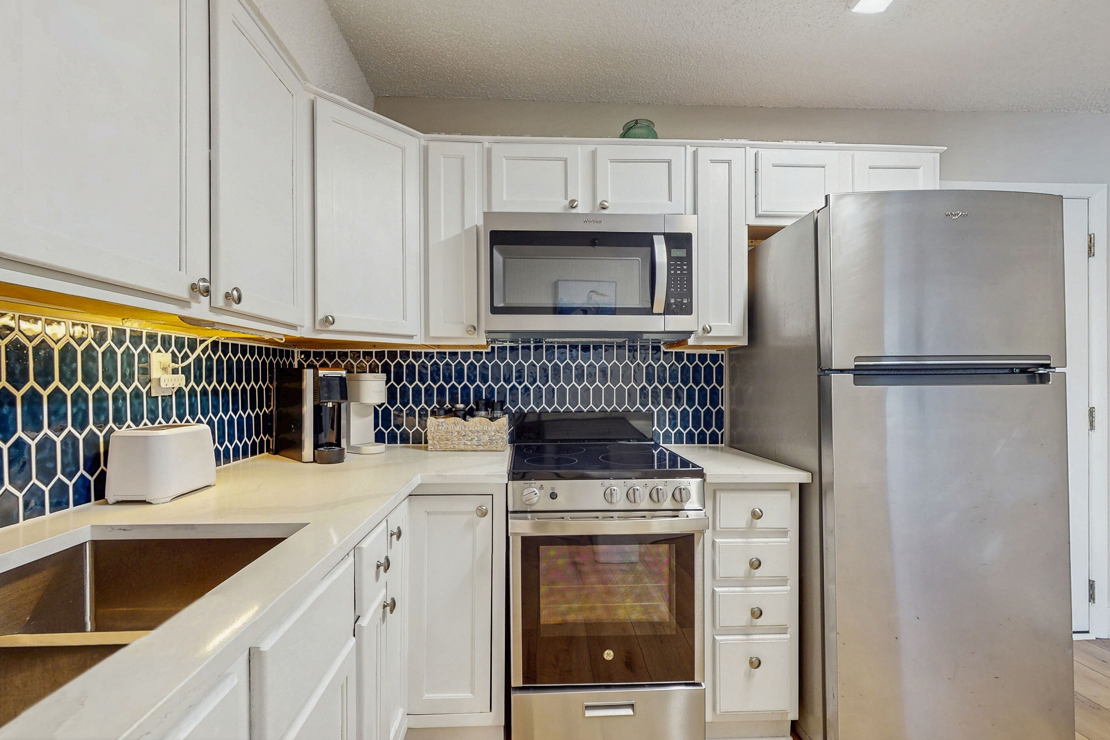 冷蔵庫、電子レンジ、オーブン、コ ンロ