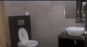 Douche, douche à « effet pluie », articles de toilette gratuits, savon