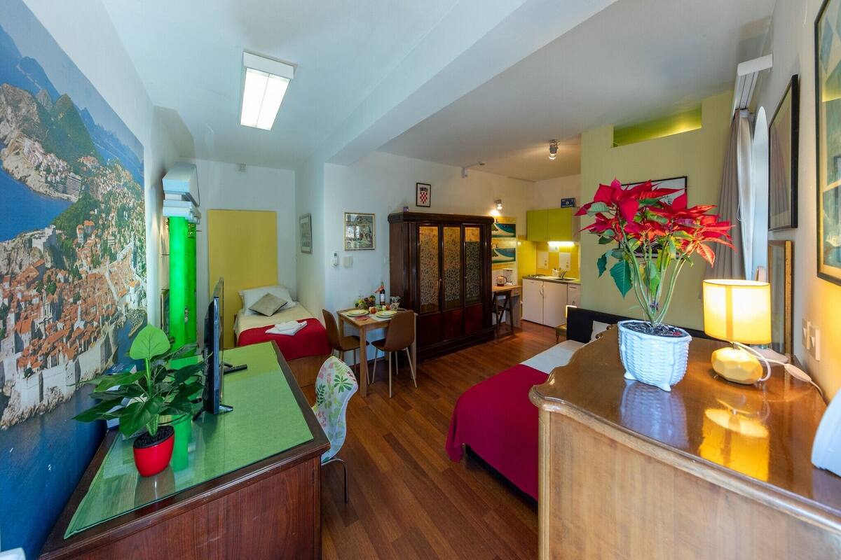 Studio (Comfort Studio) | In-room safe, iron/ironing board, free WiFi, bed sheets