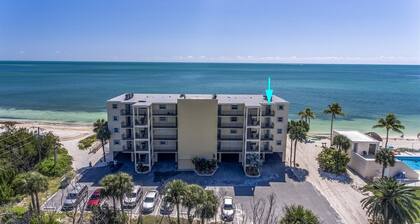 Million Dollar View updated 2bed/2bath beachfront condo with shared pool & stunning water views