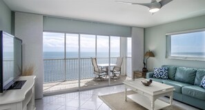 Flatskjerm-TV og DVD-spiller