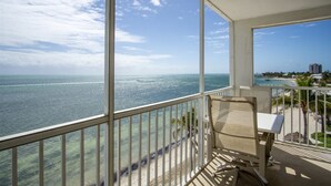 Un balcone con vista sull'oceano e sulla città in lontananza.