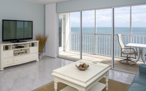 Flatskjerm-TV og DVD-spiller