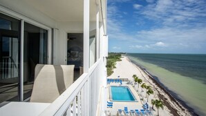 Un balcone con vista sulla spiaggia e sulla piscina.