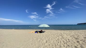 Chaises longues, serviettes de plage