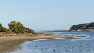 Chaises longues, serviettes de plage
