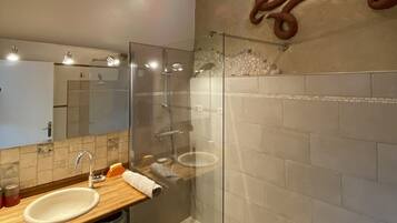Douche, sèche-cheveux, serviettes fournies, savon