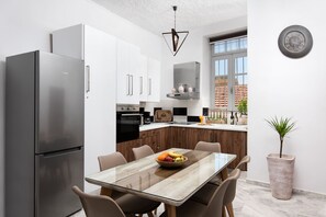 Réfrigérateur, four à micro-ondes, un four, surface de cuisson