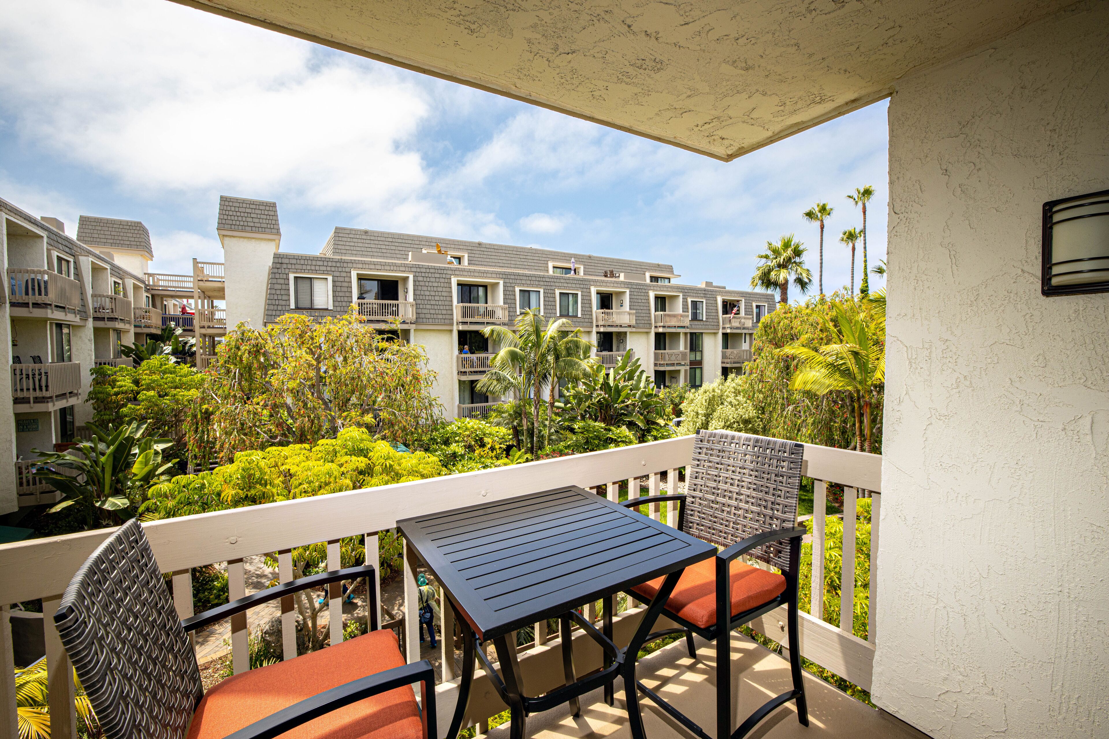 Beach Condo with Pools/Hot Tubs/Fitness Center with Garden View!